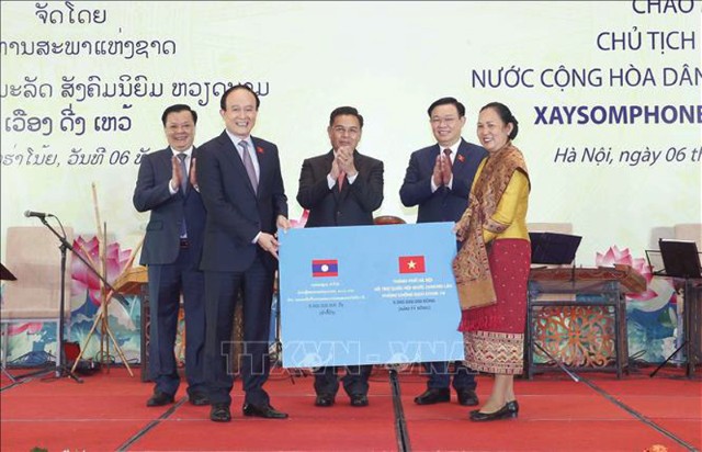 Đảng bộ, chính quyền và nhân dân thành phố Hà Nội trao tặng 5 tỷ đồng hỗ trợ nhân dân Lào trong công tác phòng, chống dịch Covid-19 